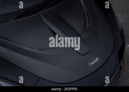 Le capot aérodynamique Novitec en fibre de carbone du marché secondaire avant d'une McLaren 600LT noire Cosmos 2019 avec emblème McLaren noir Banque D'Images