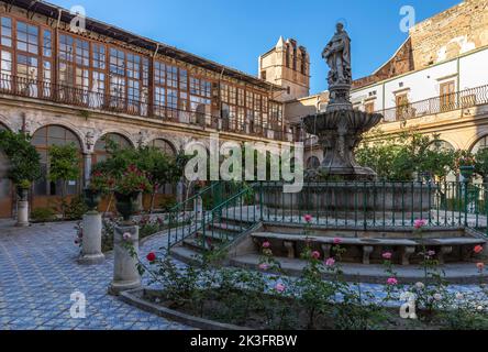 Palerme, Italie - 7 juillet 2020: Aperçu du cloître du monastère de Santa Caterina d'Alessandria, autrefois c'était un monastère cloître du Domin Banque D'Images