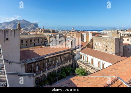 Palerme, Italie - 7 juillet 2020: Aperçu du cloître du monastère de Santa Caterina d'Alessandria, autrefois c'était un monastère cloître du Domin Banque D'Images