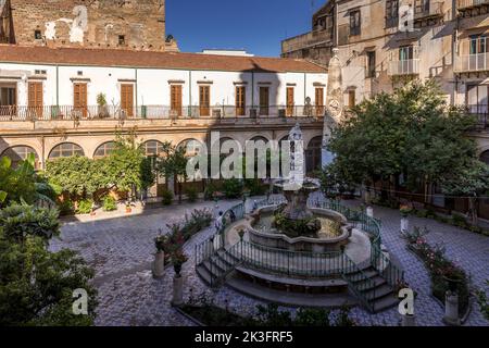 Palerme, Italie - 7 juillet 2020: Aperçu du cloître du monastère de Santa Caterina d'Alessandria, autrefois c'était un monastère cloître du Domin Banque D'Images