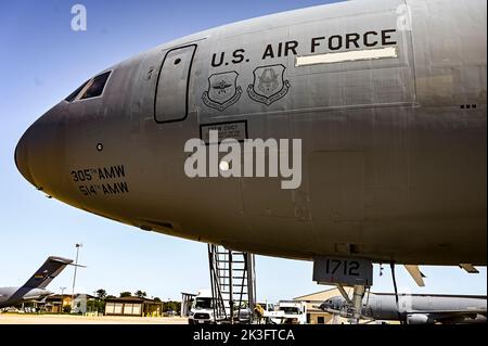 Un prolongateur KC-10 affecté à l'escadre de la mobilité aérienne 305th est préparé pour le dessaisissement à la base commune McGuire-dix-Lakehurst (N.J.) le 15 septembre 2022. Le départ à la retraite du KC-10 a été annoncé par l'arrivée du KC-46 Pegasus, qui sert maintenant la 305th AMW comme épine dorsale de sa mission stratégique de ravitaillement global. Banque D'Images