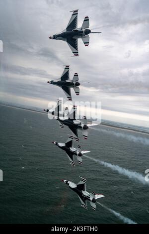 L'entraînement « Thunderbirds » de l'escadron de démonstration aérienne de la Force aérienne des États-Unis pour le spectacle aérien Bethpage à long Island, New York, 28 mai 2021. Les Thunderbirds ont tenu le spectacle aérien de Bethpage 2021 pour une foule de plus de 70 000 spectateurs. (É.-U. Photo de la Force aérienne par Tech. Sgt. Laurel Richards) Banque D'Images