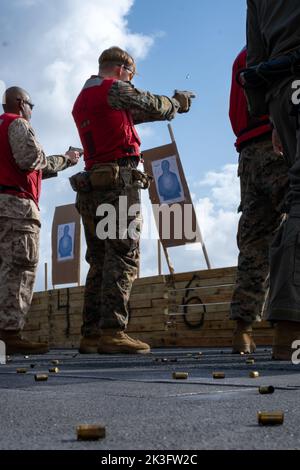 Les Marines des États-Unis avec le bataillon de logistique de combat 31 et l'équipe de Bataillon Landing 2/5, 31st Marine Expeditionary Unit, conduisent une gamme de pistolets à bord du navire d'assaut amphibie USS Tripoli (LHA 7) dans la mer des Philippines, le 20 septembre 2022. Se familiariser avec le pistolet SIG M18 en mer prépare mieux les Marines aux opérations à venir dans la zone opérationnelle du Pacifique indonésien. Le MEU de 31st opère à bord de navires du Groupe amphibie Ready de Tripoli dans la zone d'opérations de la flotte de 7th pour améliorer l'interopérabilité avec les alliés et les partenaires et servir de force de réaction prête à défendre la paix et le stab Banque D'Images