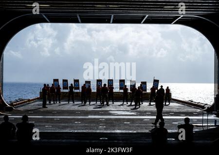 Les Marines des États-Unis avec le bataillon de logistique de combat 31 et l'équipe de Bataillon Landing 2/5, 31st Marine Expeditionary Unit, conduisent une gamme de pistolets à bord du navire d'assaut amphibie USS Tripoli (LHA 7) dans la mer des Philippines, le 20 septembre 2022. Se familiariser avec le pistolet SIG M18 en mer prépare mieux les Marines aux opérations à venir dans la zone opérationnelle du Pacifique indonésien. Le MEU de 31st opère à bord de navires du Groupe amphibie Ready de Tripoli dans la zone d'opérations de la flotte de 7th pour améliorer l'interopérabilité avec les alliés et les partenaires et servir de force de réaction prête à défendre la paix et la STA Banque D'Images