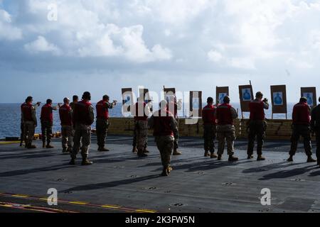 Les Marines des États-Unis avec le Bataillon de logistique de combat 31 et l'équipe de Bataillon Landing 2/5, 31st Marine Expeditionary Unit conduisent une gamme de pistolets à bord du navire d'assaut amphibie USS Tripoli (LHA 7) en mer des Philippines, le 20 septembre 2022. Se familiariser avec le pistolet SIG M18 en mer prépare mieux les Marines aux opérations à venir dans la zone opérationnelle du Pacifique indonésien. Le MEU de 31st opère à bord de navires du Groupe amphibie Ready de Tripoli dans la zone d'opérations de la flotte de 7th pour améliorer l'interopérabilité avec les alliés et les partenaires et servir de force de réaction prête à défendre la paix et le stabi Banque D'Images