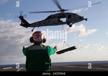 Le mécanicien de charpente aéronautique Airman James, âgé d'Auburn, Géorgie, affecté à l'Escadron de combat en mer (HSC) 9, signale à un MH-60s Nighthawk, attaché à HSC-9, pendant une charge de munitions sur le pont de vol USS Gerald R. Ford (CVN 78), le 25 septembre 2022. Ford est en cours dans l'océan Atlantique en menant des qualifications de transporteur et des travaux pour un déploiement prévu cet automne. (É.-U. Photo de la marine par le spécialiste des communications de masse 2nd classe Jackson Adkins) Banque D'Images