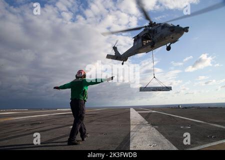 Le mécanicien de charpente aéronautique Airman James, âgé d'Auburn, Géorgie, affecté à l'Escadron de combat en mer (HSC) 9, signale à un MH-60s Nighthawk, attaché à HSC-9, pendant une charge de munitions sur le pont de vol USS Gerald R. Ford (CVN 78), le 25 septembre 2022. Ford est en cours dans l'océan Atlantique en menant des qualifications de transporteur et des travaux pour un déploiement prévu cet automne. (É.-U. Photo de la marine par le spécialiste des communications de masse 2nd classe Jackson Adkins) Banque D'Images