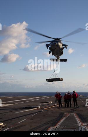 Un MH-60s Nighthawk attaché aux 'Tridents' de l'escadron de combat en mer (HSC) 9 s'approche du pont de vol du premier de sa catégorie USS Gerald R. Ford (CVN 78) lors d'une charge de munitions, le 25 septembre 2022. Ford est en cours dans l'océan Atlantique en vue d'un déploiement prévu cet automne. (É.-U. Photo de la marine par William Spears, spécialiste des communications de masse, classe 1st) Banque D'Images