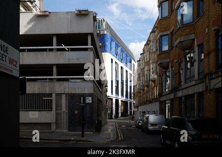 25 septembre 2022 - Londonuk: Vieille rue sale de Londres avec deux lignes jaunes usées Banque D'Images