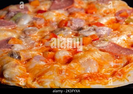 Pizza maison cuite au four électrique à la maison : gros plan Banque D'Images