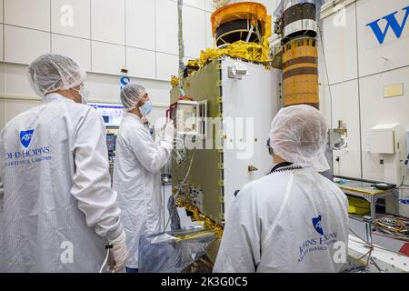 Laurel, Maryland, États-Unis. 30th août 2021. Les membres de l'équipe DART de l'APL et de l'Agence spatiale italienne manœuvrent avec soin LICIACube sur le vaisseau spatial DART. L'intégration complète de LICIACube a eu lieu plus tôt ce mois-ci. Le CubeSat italien léger pour l'imagerie des astéroïdes, ou LICIACube, était prêt pour l'installation sur le vaisseau spatial DART (Double Asteroid Redirection Test) de la NASA. Toujours aussi soigneusement, une équipe d'ingénieurs américains et italiens mangeait le CubeSat 6U, pesant 14 kg (31 livres) et mesurant à peu près la longueur de la main et de l'avant-bras d'un adulte, en place. (Credit image: © NASA/ZUMA Press W Banque D'Images