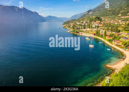Au-dessus du lac de Garde idyllique avec des voiliers à Malcesine au lever du soleil, alpes italiennes Banque D'Images