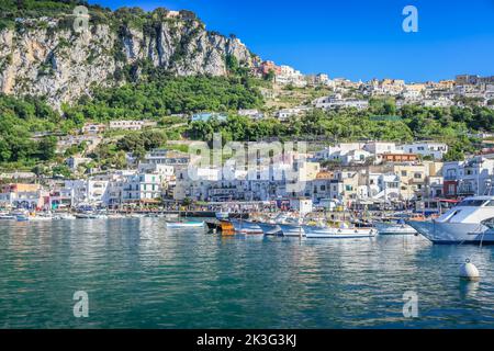 Paysage idyllique du port de l'île de Capri, côte amalfitaine d'Italie, Europe Banque D'Images