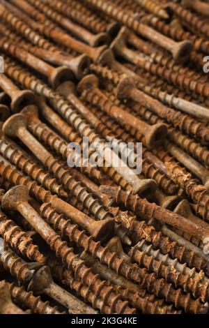 Anciennes vis métalliques rouillées. Banque D'Images