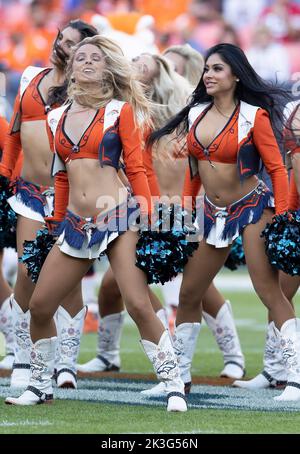 Denver, Colorado, États-Unis. 25th septembre 2022. Les cheerleaders de Denver Broncos divertissent la foule avant le début de l'année 1st. Moitié au Empower Field à Mile High dimanche soir. Les Broncos battent les 49ers 11-10. (Image de crédit : © Hector Acevedo/ZUMA Press Wire) Banque D'Images