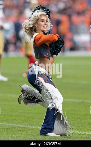 Denver, Colorado, États-Unis. 25th septembre 2022. Un cheerleader de Denver Broncos divertit la foule pendant le 2nd. Moitié au Empower Field à Mile High dimanche soir. Les Broncos battent les 49ers 11-10. (Image de crédit : © Hector Acevedo/ZUMA Press Wire) Banque D'Images