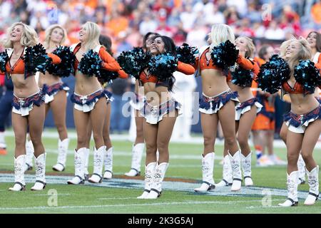 Denver, Colorado, États-Unis. 25th septembre 2022. Les cheerleaders de Denver Broncos divertissent la foule avant le début de l'année 1st. Moitié au Empower Field à Mile High dimanche soir. Les Broncos battent les 49ers 11-10. (Image de crédit : © Hector Acevedo/ZUMA Press Wire) Banque D'Images