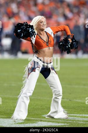 Denver, Colorado, États-Unis. 25th septembre 2022. Un cheerleader de Denver Broncos divertit la foule pendant le 2nd. Moitié au Empower Field à Mile High dimanche soir. Les Broncos battent les 49ers 11-10. (Image de crédit : © Hector Acevedo/ZUMA Press Wire) Banque D'Images