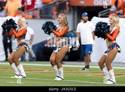 Denver, Colorado, États-Unis. 25th septembre 2022. Les cheerleaders de Denver Broncos divertissent la foule avant le début de l'année 1st. Moitié au Empower Field à Mile High dimanche soir. Les Broncos battent les 49ers 11-10. (Image de crédit : © Hector Acevedo/ZUMA Press Wire) Banque D'Images