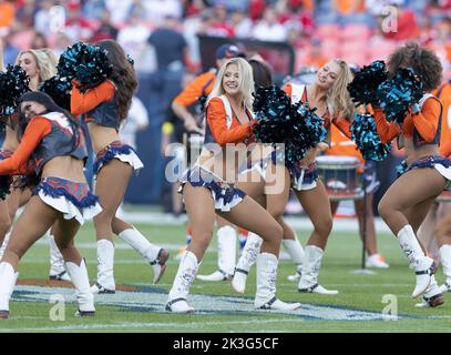 Denver, Colorado, États-Unis. 25th septembre 2022. Les cheerleaders de Denver Broncos divertissent la foule avant le début de l'année 1st. Moitié au Empower Field à Mile High dimanche soir. Les Broncos battent les 49ers 11-10. (Image de crédit : © Hector Acevedo/ZUMA Press Wire) Banque D'Images