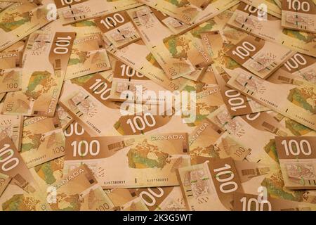 Billets de banque de cent dollars canadiens à plat. Banque D'Images