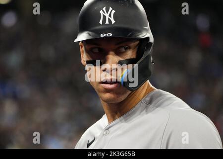 Toronto, Canada. 25th septembre 2022. Le Fielder du centre des Yankees de New York Aaron Judge se rend au dugout pendant le troisième repas contre les Blue Jays de Toronto au Centre Rogers, à Toronto, Canada, lundi, 26 septembre 2022. Aaron Judge est un à la maison loin de lier le record de la Ligue américaine et du club des Yankees avec 61 à la maison de courses définies par Roger Maris. Photo par Andrew Lahodynskyj/UPI crédit: UPI/Alay Live News Banque D'Images