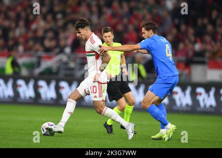 Budapest, Hongrie, 26 septembre 2022, Dominik Szoboszlai (Hongrie)Rafael Toloi (Italie) lors du match de l'UEFA 'Ligue des Nations 2022-2023' entre la Hongrie 0-2 Italie à l'arène de Puskas sur 26 septembre 2022 à Budapest, Hongrie. Credit: Maurizio Borsari/AFLO/Alay Live News Banque D'Images