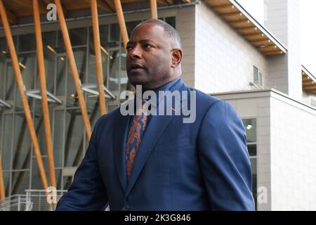 23 septembre 2022: Syracuse l'entraîneur-chef d'Orange Dino Babers arrive au Dôme sans fil JMA avant le match contre les cavaliers de Virginie le vendredi 23 septembre 2022 à Syracuse, New York. Syracuse a gagné 22-20. Riche Barnes/CSM Banque D'Images
