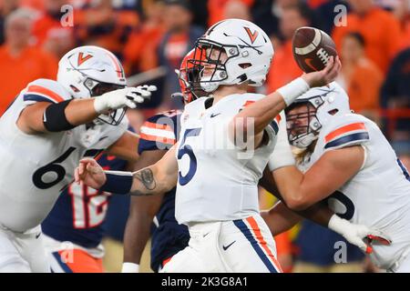 23 septembre 2022: Le quarterback des cavaliers de Virginie Brennan Armstrong (5) passe le ballon contre l'orange de Syracuse pendant la première moitié le vendredi 23 septembre 2022 au dôme sans fil de JMA à Syracuse, New York. Syracuse a gagné 22-20. Riche Barnes/CSM Banque D'Images