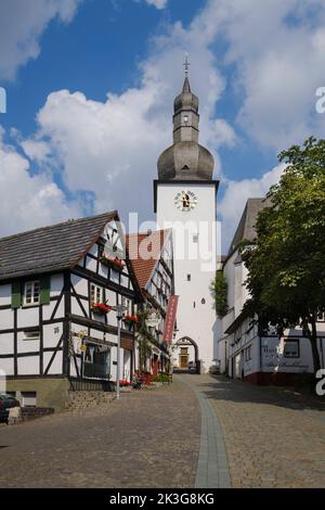 Clocher et maisons à colombages, vieux marché, vieille ville, Arnsberg, Sauerland, Rhénanie-du-Nord-Westphalie, Allemagne Banque D'Images
