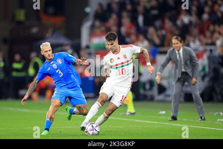 Budapest, Hongrie, 26 septembre 2022. BUDAPEST, HONGRIE - SEPTEMBRE 26 : Federico DiMarco et Dominik Szoboszlai de en action pendant la Ligue des Nations de l'UEFA Un match du Groupe 3 entre la Hongrie et l'Italie à l'aréna de Puskas sur 26 septembre 2022 à Budapest, Hongrie. Banque D'Images