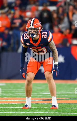 23 septembre 2022: Syracuse Orange défensif retour Justin Barron (23) en action contre les cavaliers de Virginie pendant la deuxième moitié le vendredi 23 septembre 2022 au dôme sans fil JMA à Syracuse, New York. Syracuse a gagné 22-20. Riche Barnes/CSM Banque D'Images