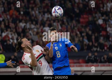 Budapest. 26th septembre 2022. Adam Szalai (L) de Hongrie rivalise avec Jorginho d'Italie lors de leur match du Groupe 3 de la Ligue A à la Ligue des Nations de l'UEFA 2022 à Budapest, Hongrie, le 26 septembre 2022. Credit: Attila Volgyi/Xinhua/Alay Live News Banque D'Images