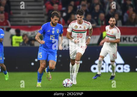 Budapest, Hongrie, 26 septembre 2022, Francesco Acerbi (Italie)Dominik Szoboszlai (Hongrie) lors du match de l'UEFA 'Ligue des Nations 2022-2023' entre la Hongrie 0-2 Italie à l'aréna de Puskas sur 26 septembre 2022 à Budapest, Hongrie. Credit: Maurizio Borsari/AFLO/Alay Live News Banque D'Images