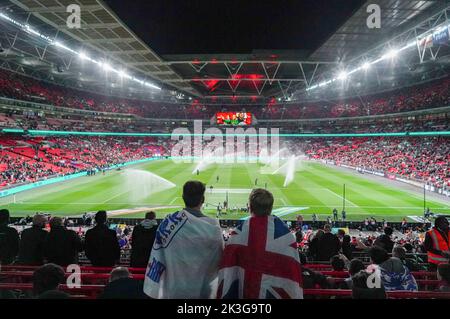 Londres, Royaume-Uni. 26th septembre 2022. Deux fans de l'Angleterre sont vus drapés l'un avec le drapeau des trois lions de l'Angleterre et l'autre avec le drapeau du Royaume-Uni. Crédit : SOPA Images Limited/Alamy Live News Banque D'Images