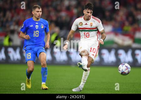 Budapest, Hongrie, 26 septembre 2022, Dominik Szoboszlai (Hongrie)Nicolo Barella (Italie) lors du match de l'UEFA 'Ligue des Nations 2022-2023' entre la Hongrie 0-2 Italie à l'aréna de Puskas sur 26 septembre 2022 à Budapest, Hongrie. Credit: Maurizio Borsari/AFLO/Alay Live News Banque D'Images