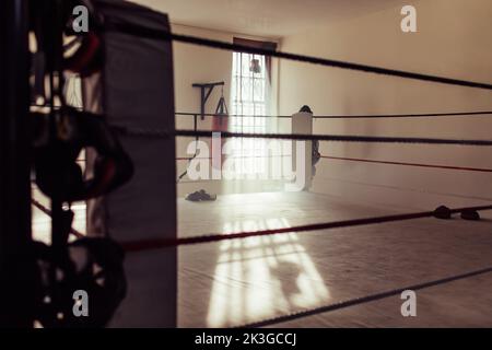 Anneau de boxe vide comme vu d'un coin d'un anneau de boxe. Photo de la vie d'un gymnase de boxe pendant la journée. Banque D'Images