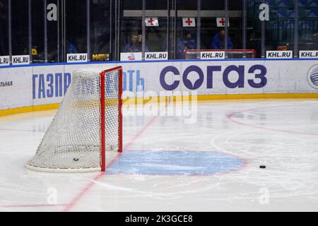 Saint-Pétersbourg, Russie. 26th septembre 2022. Le palet est dans un but vide en action pendant la Ligue de hockey Kontinental, saison régulière KHL 2022 - 2023 entre SKA Saint-Pétersbourg et Torpedo Nizhny Novgorod au Palais des sports de glace. (Note finale; SKA Saint Petersbourg 3:0 Torpedo Nizhny Novgorod) crédit: SOPA Images Limited/Alay Live News Banque D'Images