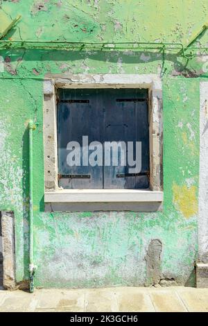 Fenêtre verte sur le mur vert de la vieille maison à l'île de Burano, Italie. Banque D'Images