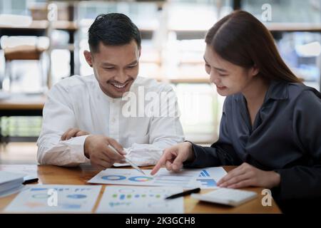 Deux gestionnaires de fonds asiatiques remue-méninges sur le nouveau concept d'investissement de financement de projet d'entreprise Banque D'Images