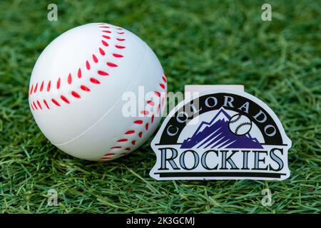 26 septembre 2022, Cooperstown, New York. Emblème du club de baseball des Colorado Rockies et baseball. Banque D'Images