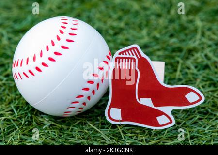 26 septembre 2022, Cooperstown, New York. Emblème du Boston Red Sox Baseball club et baseball. Banque D'Images