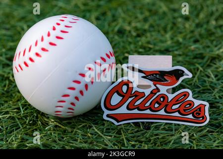 26 septembre 2022, Cooperstown, New York. Emblème du club de baseball des Baltimore Orioles et baseball. Banque D'Images