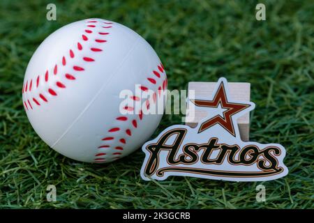 26 septembre 2022, Cooperstown, New York. L'emblème du club de baseball des Houston Astros et d'un baseball. Banque D'Images