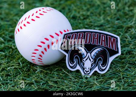 26 septembre 2022, Cooperstown, New York. Fordham Rams emblème du club de baseball et baseball. Banque D'Images