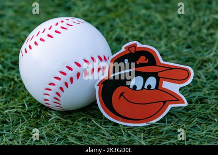 26 septembre 2022, Cooperstown, New York. Emblème du club de baseball des Baltimore Orioles et baseball. Banque D'Images