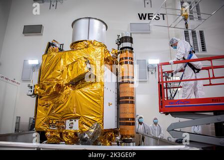 Les techniciens se préparent à déplacer le vaisseau spatial du test de redirection à double astéroïde (DART) de la NASA sur un stand de travail à l'intérieur de l'installation des opérations spatiales d'Astrotech, à la base de la Force spatiale de Vandenberg, en Californie, après son arrivée à l'installation le 4 octobre 2021. Une fois fixé sur son stand, l'engin spatial fera l'objet d'une série d'essais et de vérifications pour confirmer qu'il est prêt pour le lancement. La DART est la première mission de tester des technologies pour prévenir un impact de la Terre par un astéroïde dangereux. La mission doit être lancée le 23 novembre 2021 à bord d'une fusée SpaceX Falcon 9 de l'AFB de Vandenberg. Banque D'Images