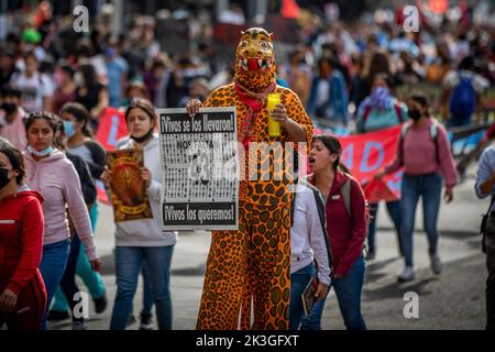 Mexiko Stadt, Mexique. 26th septembre 2022. Une personne est habillée comme une jaguar et possède une bannière avec le numéro 43 et les visages des élèves disparus d'Ayotzinapa. Huit ans après la disparition de 43 étudiants au Mexique, des parents ont critiqué les régressions dans l'enquête. Credit: Jair Cabrera Torres/dpa/Alay Live News Banque D'Images