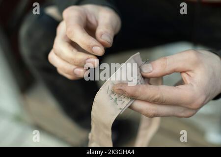 Ruban à coudre. Surpiqûres sur le col dans l'armée. Travail de weaver. Réparer les vêtements avec vos propres mains. Banque D'Images