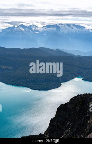 Vue sur la chaîne de montagnes côtière depuis le dessus du lac Garibaldi. Banque D'Images